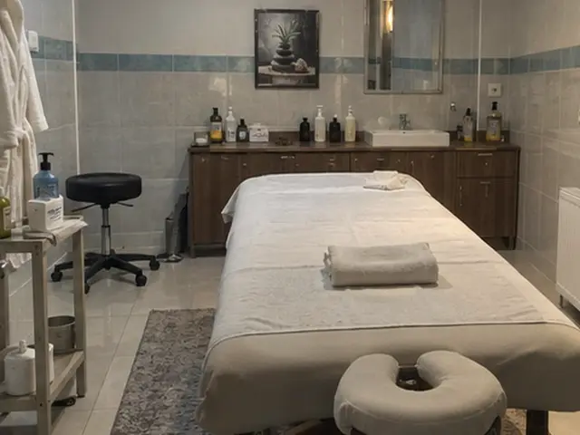 Lavabolu, raflı odada hazır masaj masası — Sümbül Efendi, Masaj Salonun