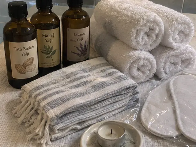 Tatlı badem ve lavanta yağı, havlular, peştemal ve mum — Sümbül Efendi, Masaj Salonun